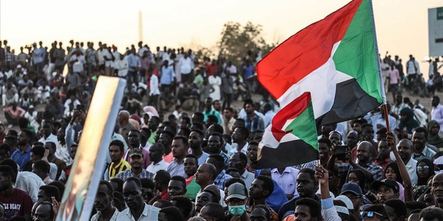 Sudan'daki Türk vatandaşlarına 'sokağa çıkmayın' çağrısı