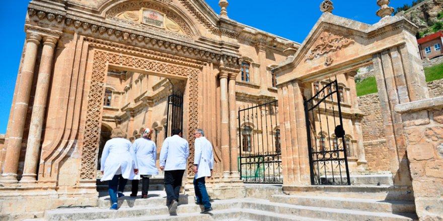 Bu enstitüde el sanatları ustaları yetiştiriliyor