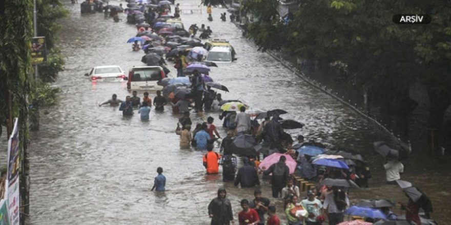 Hindistan'da sel ve fırtına