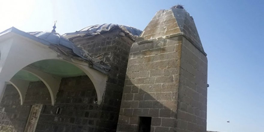 Kars'ta yıldırım düşen caminin minaresi yıkıldı