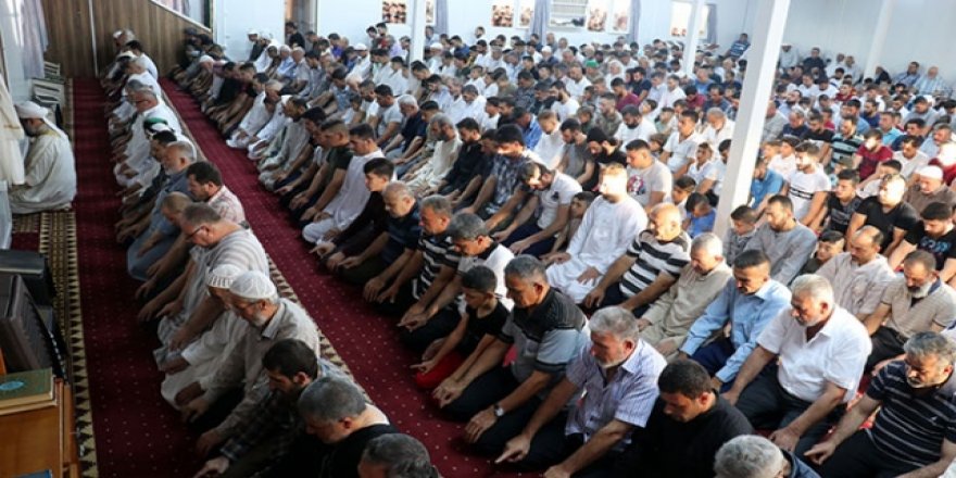 Bayram namazlarını konteyner kentte kıldılar