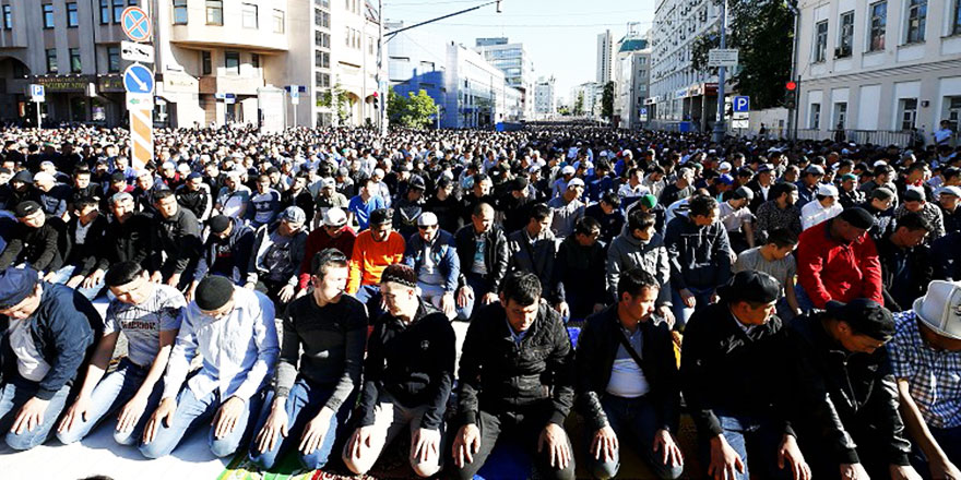 Moskova'da sokaklar namaz için kapatıldı, tv'den canlı yayınladı
