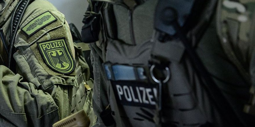 Alman polisinden Müslüman gençlere terörist muamelesi
