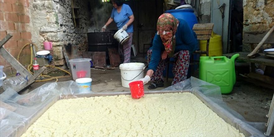 Atadan kalma yöntemle zeytinyağı sabunu yapıyorlar