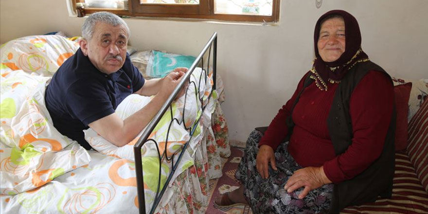 Felçli eşine 51 yıldır adeta gözü gibi bakıyor