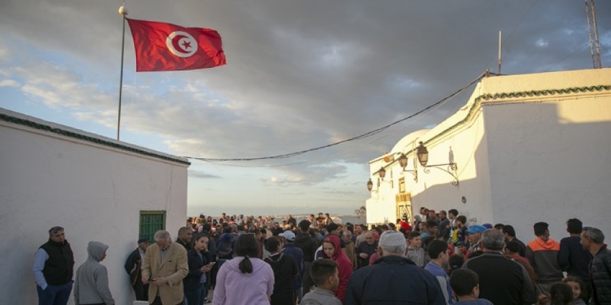 Tunus'ta OHAL bir ay daha uzatıldı