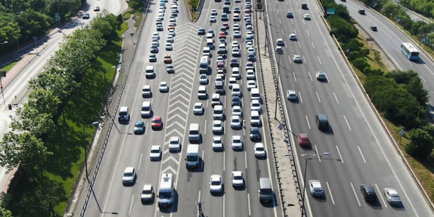 İstanbul'a dönüş yolunda trafik yoğunluğu