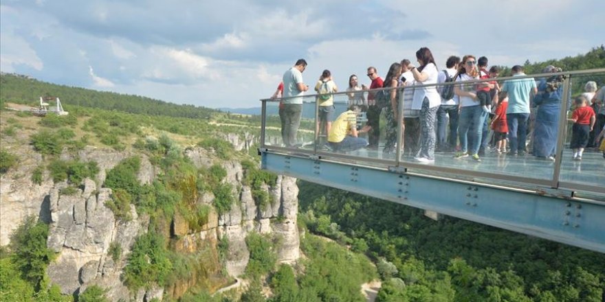 Türkiye'nin ilk cam seyir terasında bayram bereketi