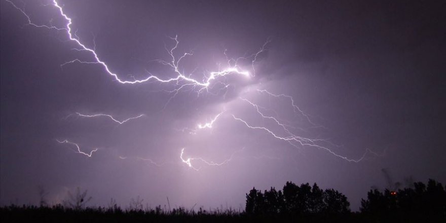 Hindistan'da fırtınadan dolayı can kayıpları devam ediyor