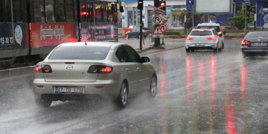 Gaziantep'te sağanak hayatı olumsuz etkiledi