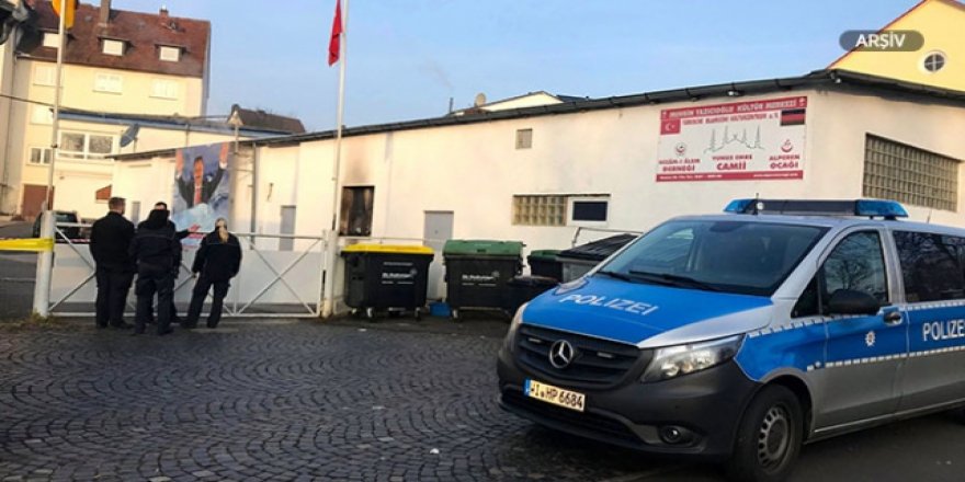 Müslüman düşmanları cami basıp Kur'an-ı Kerim yırttı