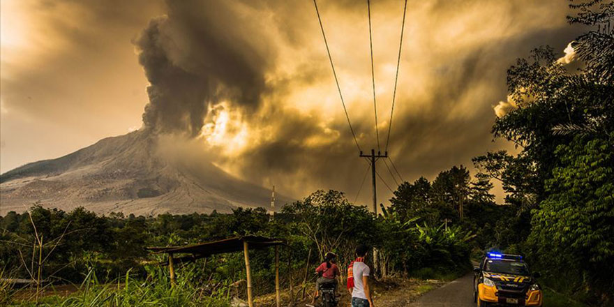 Yanardağ 7 bin metre yükseğe patladı maske uyarısı geldi