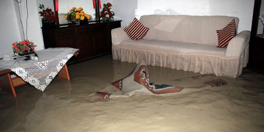 Sağanak Beypazarı'ndaki evleri su ile doldurdu