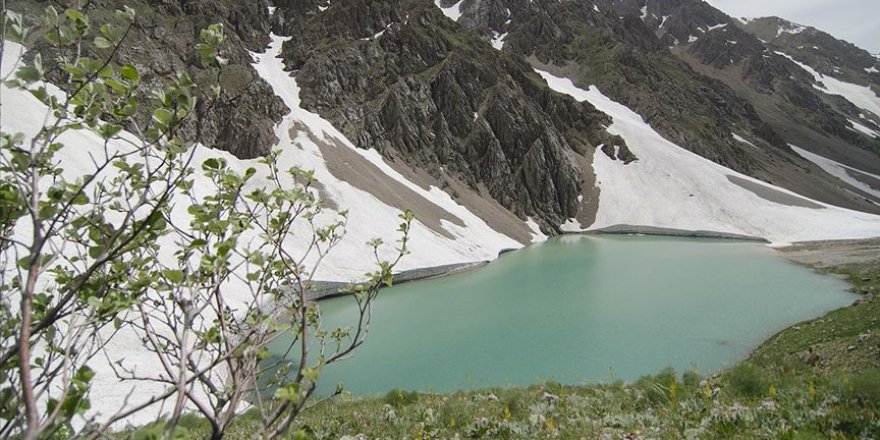 Mercan Vadisi'nin buzul gölleri yazın başka güzel