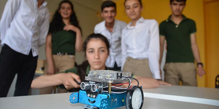 Hakkarili öğrenciler geleceğin teknolojisini öğreniyor
