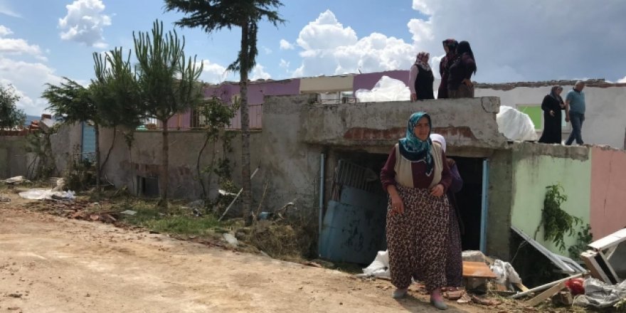 Çorum’da hortum evlere ve ahırlara zarar verdi