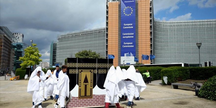 Brüksel'de Kabe maketi etrafında temsili tavaflı protesto