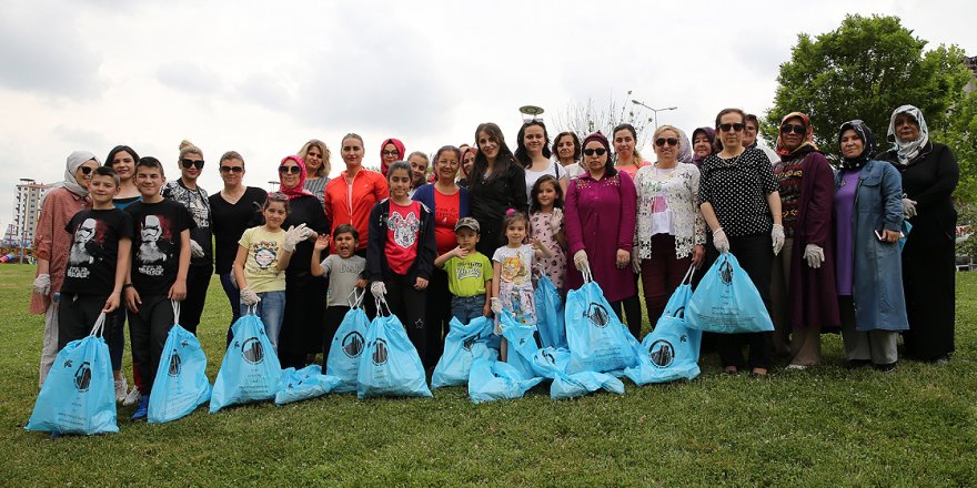 Anneler çocuklarıyla parklardaki atıkları topluyor