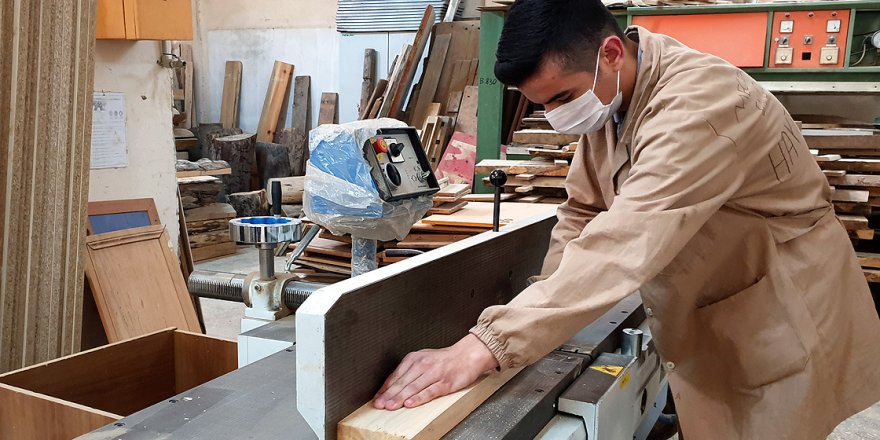 Harçlıklarını okulun atölyesinden çıkardılar