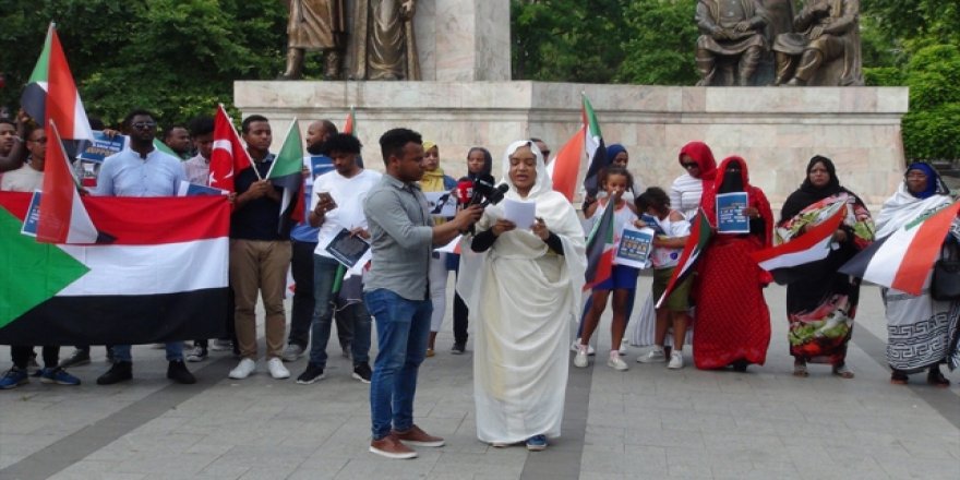 Türkiye'deki Sudanlılar Sudan'daki olayları protesto etti