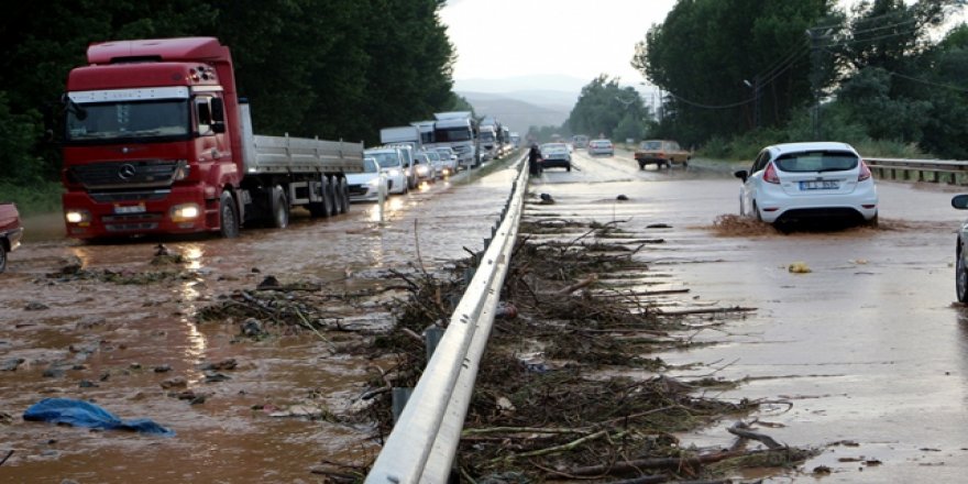 Tokat'ta sağanak ve dolu, hayatı etkiledi