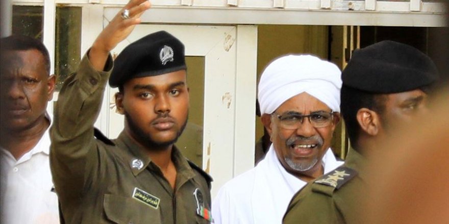 Sudan'ın devrik lideri Beşir darbeden sonra ilk kez görüntülendi