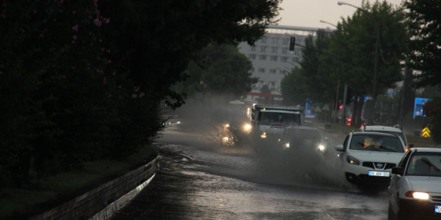 Aydın sele teslim oldu