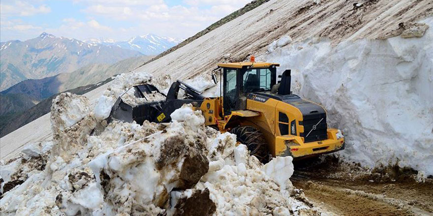 Bitlis'te Haziranda 5 metrelik kar temizliği