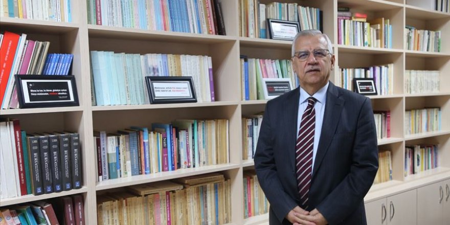 Emekli akademisyen 40 yıllık birikimini liseye bağışladı