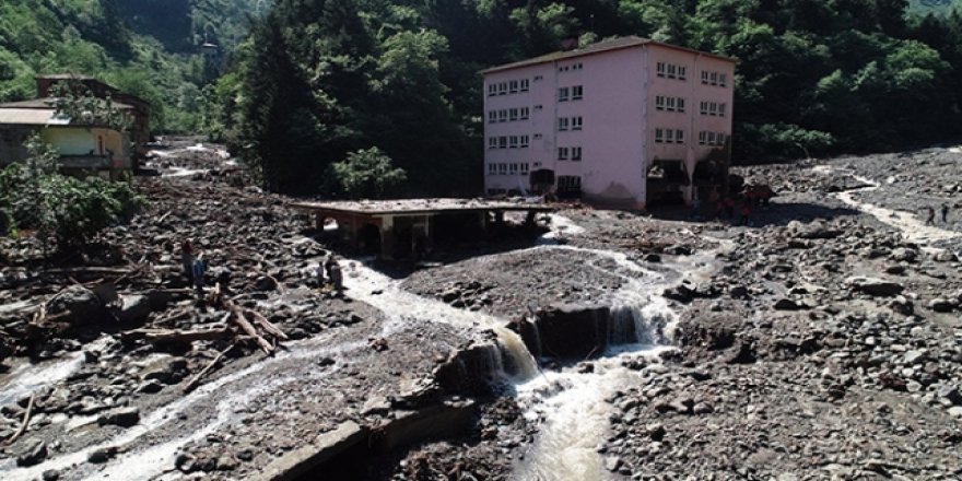 Araklı'daki sel ile 7 bina yerinden söküldü