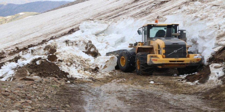 Temmuz yaklaşırken hala karla mücadele ediliyor