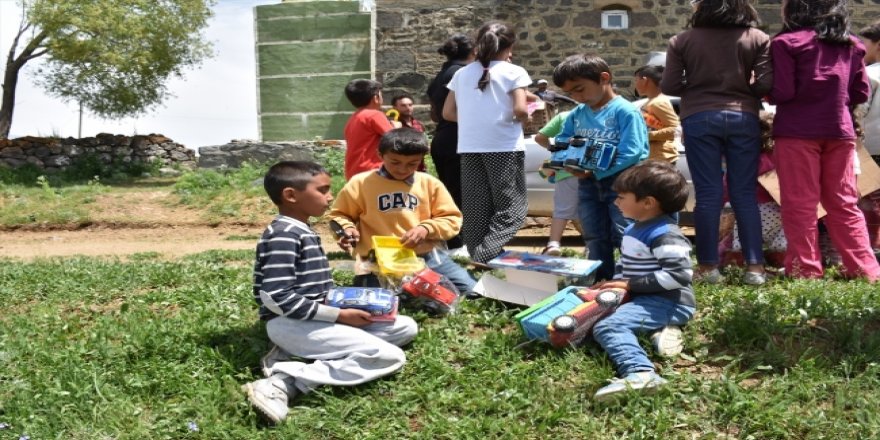 Köy köy gezip çocuklara oyuncak dağıtıyorlar