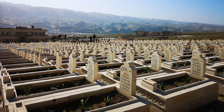 Türbe ve mezarlar tek tek taşınıyor