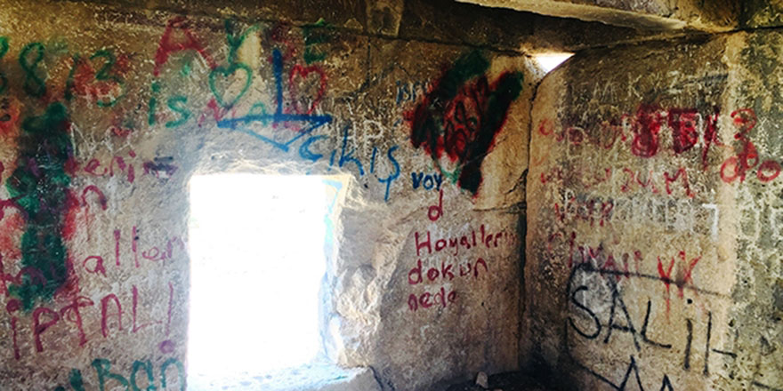 2500 yıllık anıt mezar, vandalizm duvarına döndü