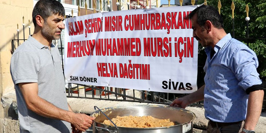 Sivas'ta Mursi için helva dağıtıldı