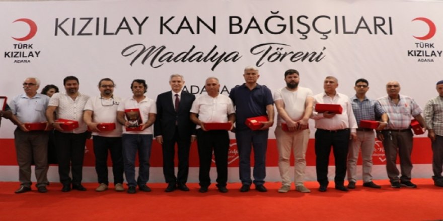 Türk Kızılaydan düzenli kan bağışçılarına madalya