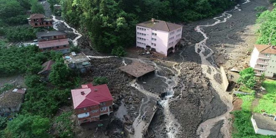 Araklı'daki sel binalara da büyük zarar vermiş