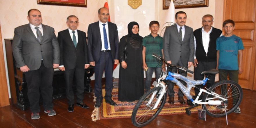 Vali Öksüz LGS'nin başarılı ikizlerini ödüllendirdi