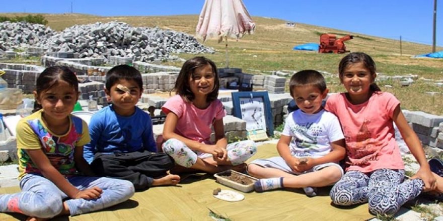 Köy çocukları parke taşını eğlenceye çevirdi
