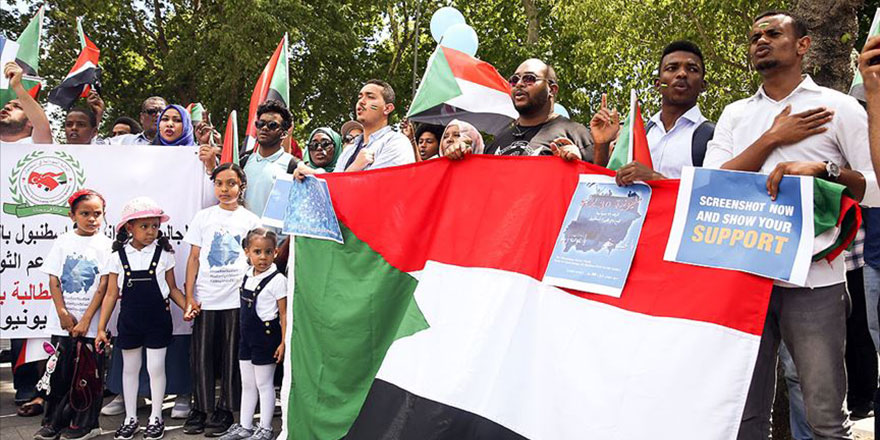 Sudanlılardan darbe protestosu