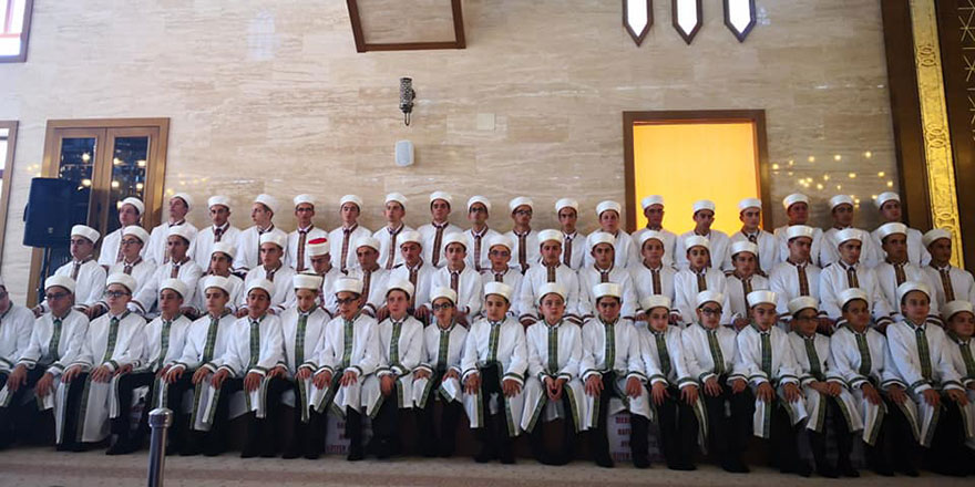 Maşallah! 58 erkek, 40 kız 98 hafız icazetini aldı