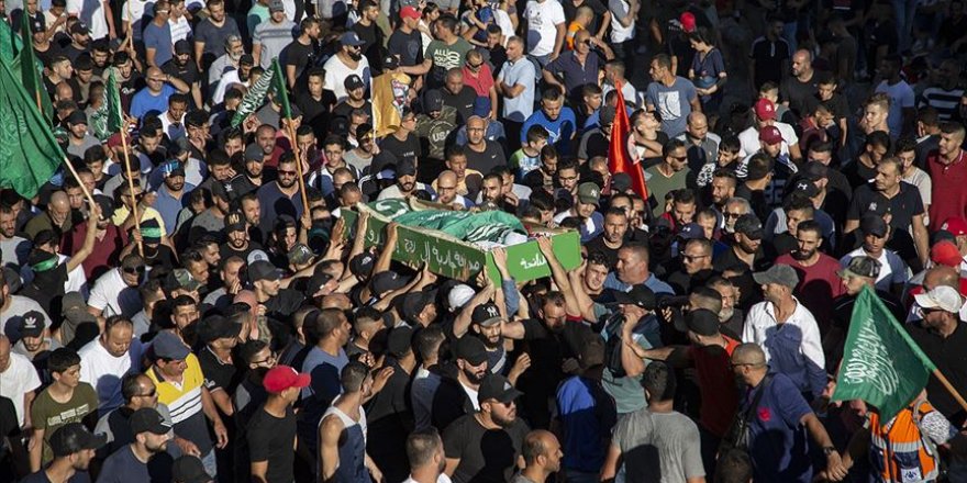 Kudüs'te İsrail'in şehit ettiği genç son yolculuğa uğurlandı