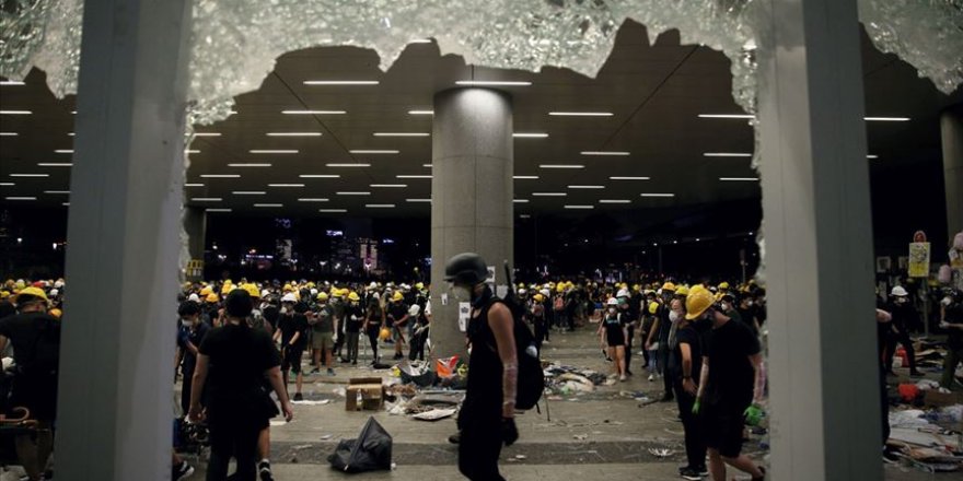 Hong Kong'ta protestolar tehlikeli boyutta