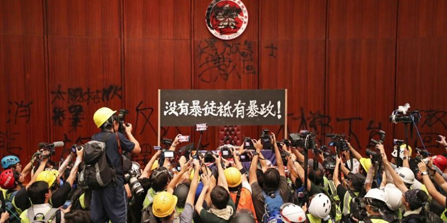 Çin Hong Kong Yasama Meclisini basan protestocuları kınadı