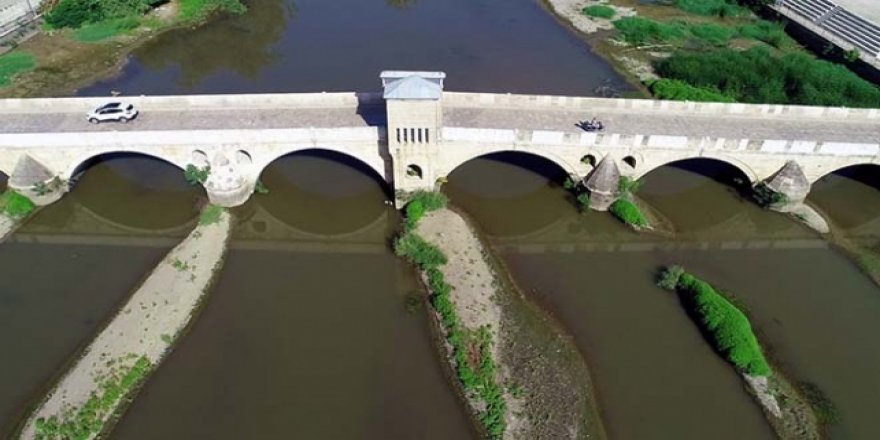 Tunca Nehri'nde su seviyesi düştü, kum adacıkları ortaya çıktı