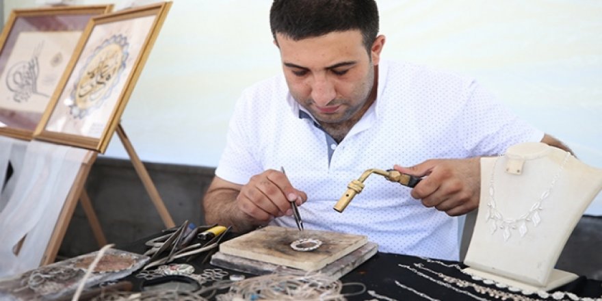 Ustasından kalan yadigar gereçlerle telkari sanatını yaşatıyor