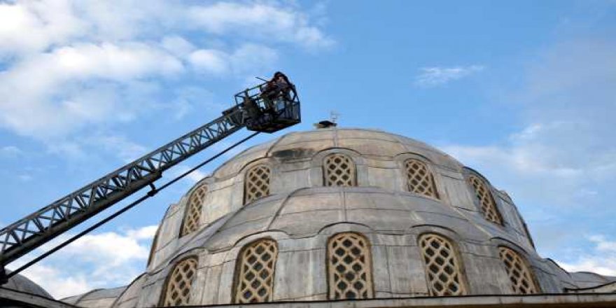 Leylek yavrusunu düştüğü yuvasına itfaiye kavuşturdu