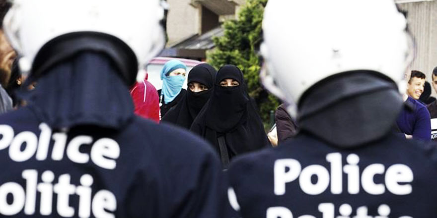 Peçe takan kadını uçaktan indirmeye çalıştılar