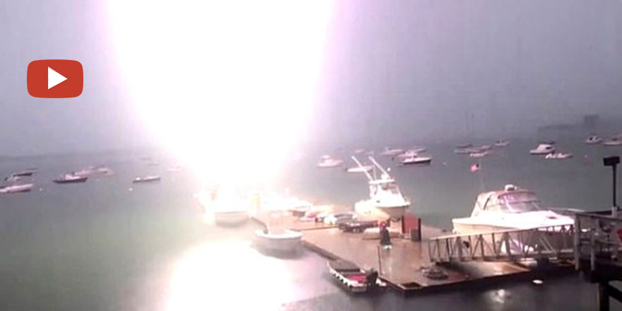 Yıldırım, iskeledeki botun üzerine bomba gibi düştü kamera o anda kayıttaydı