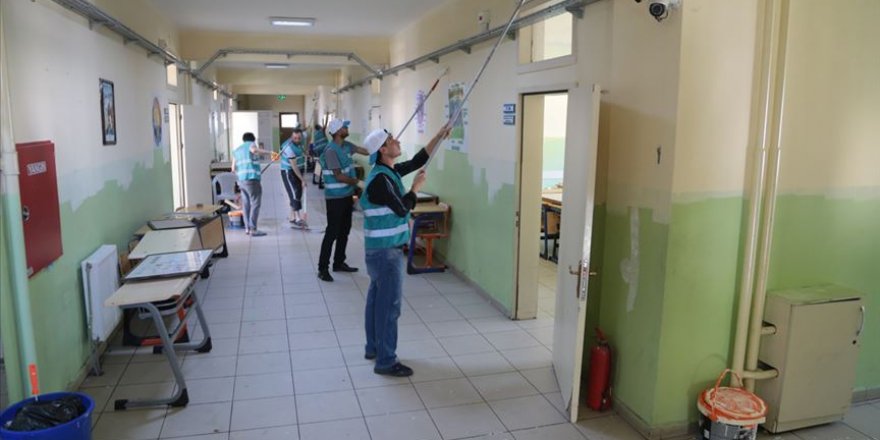 Maraş'ta okulları hükümlüler onarıyor